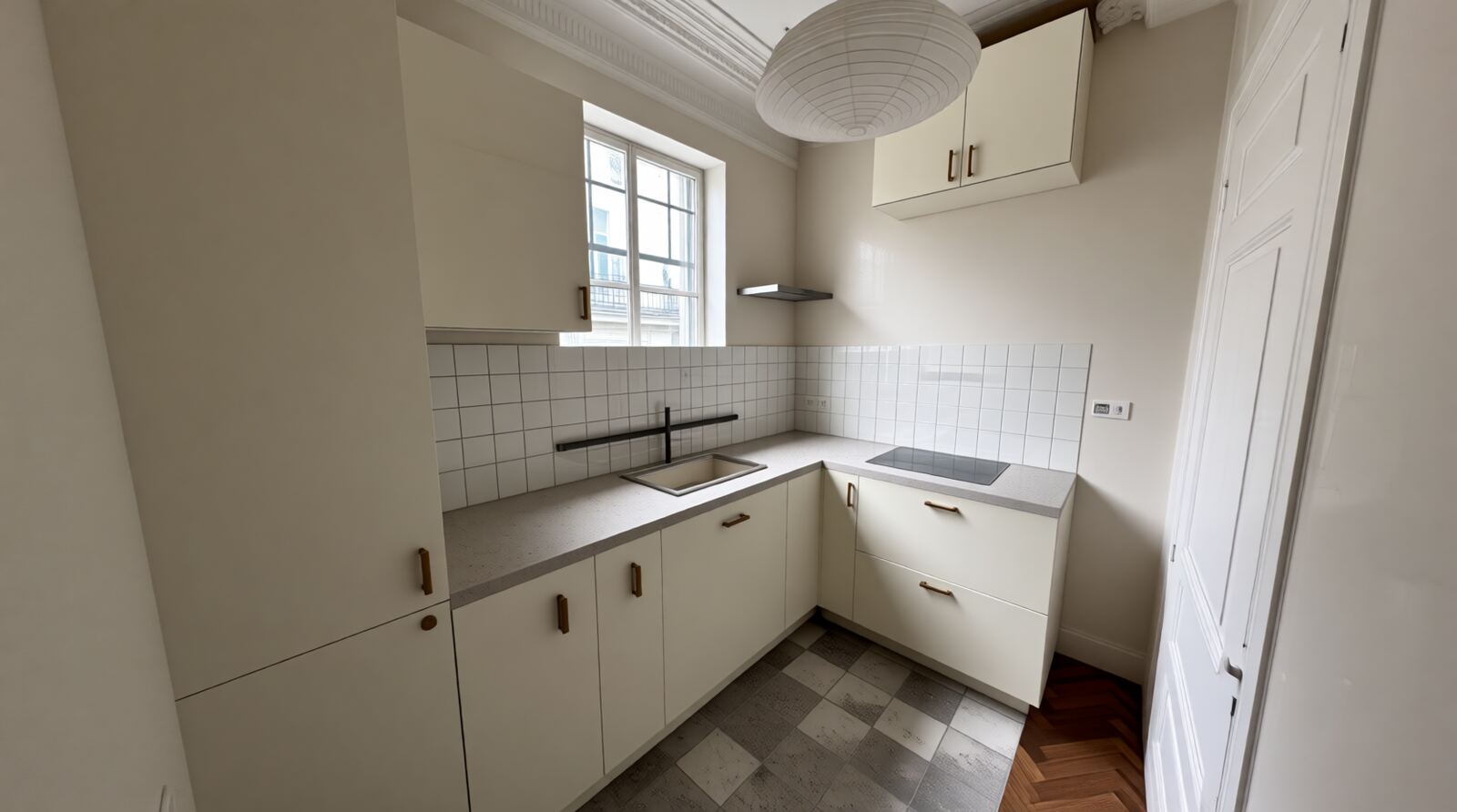 La cuisine de l'appartement de Paris, fenêtre au fond.